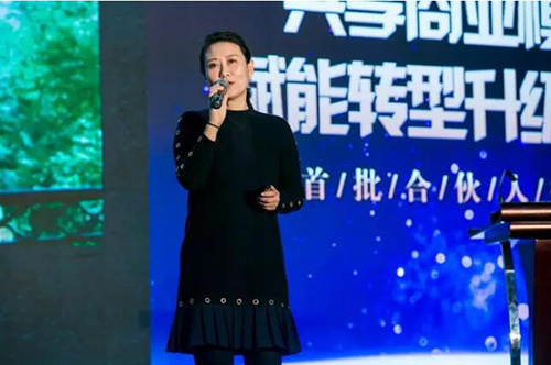 3慈銘體檢創(chuàng)始人、韓博士診所集團(tuán)韓小紅博士在健康論壇上致辭.jpg 3慈銘體檢創(chuàng)始人、韓博士診所集團(tuán)韓小紅博士在健康論壇上致辭.jpg