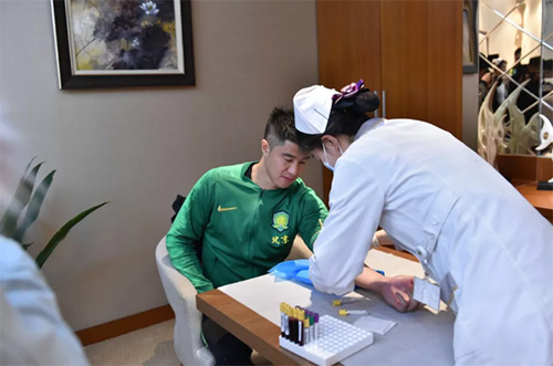 9慈銘奧亞醫(yī)護(hù)人員給中赫國(guó)安球員采血.jpg