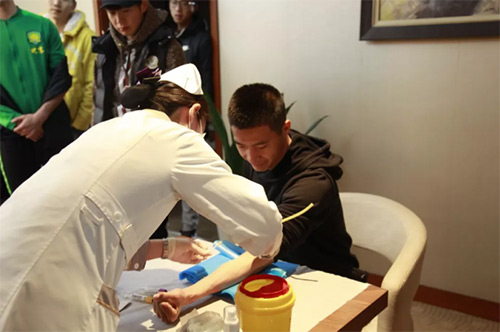 11慈銘奧亞醫(yī)護(hù)人員給中赫國(guó)安球員采血3.jpg