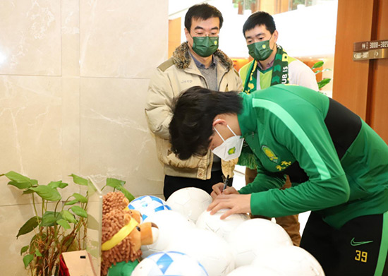 1611623989162119.jpg 8中赫國安隊員慈銘體檢現(xiàn)場簽名1.jpg