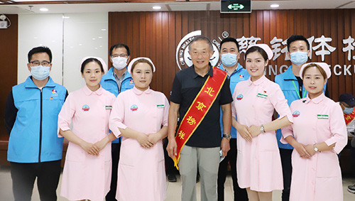 2“時代楷?！?018北京榜樣代表夏伯渝與雍和宮分院護士（曾參加2020援鄂醫療隊）和朝陽區志愿者合影.jpg