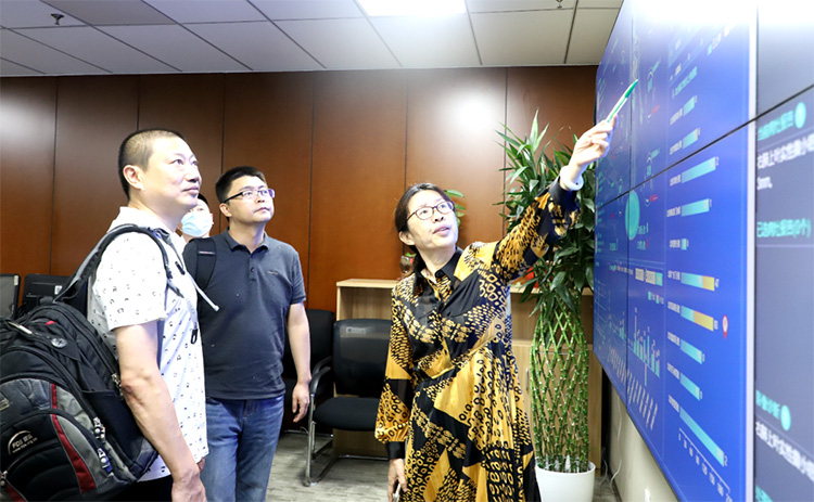 7慈銘集團副總裁、信息管理中心總經(jīng)理韓濱帶領(lǐng)信息安全行業(yè)專家參觀慈銘體檢.jpg 7慈銘集團副總裁、信息管理中心總經(jīng)理韓濱帶領(lǐng)信息安全行業(yè)專家參觀慈銘體檢.jpg